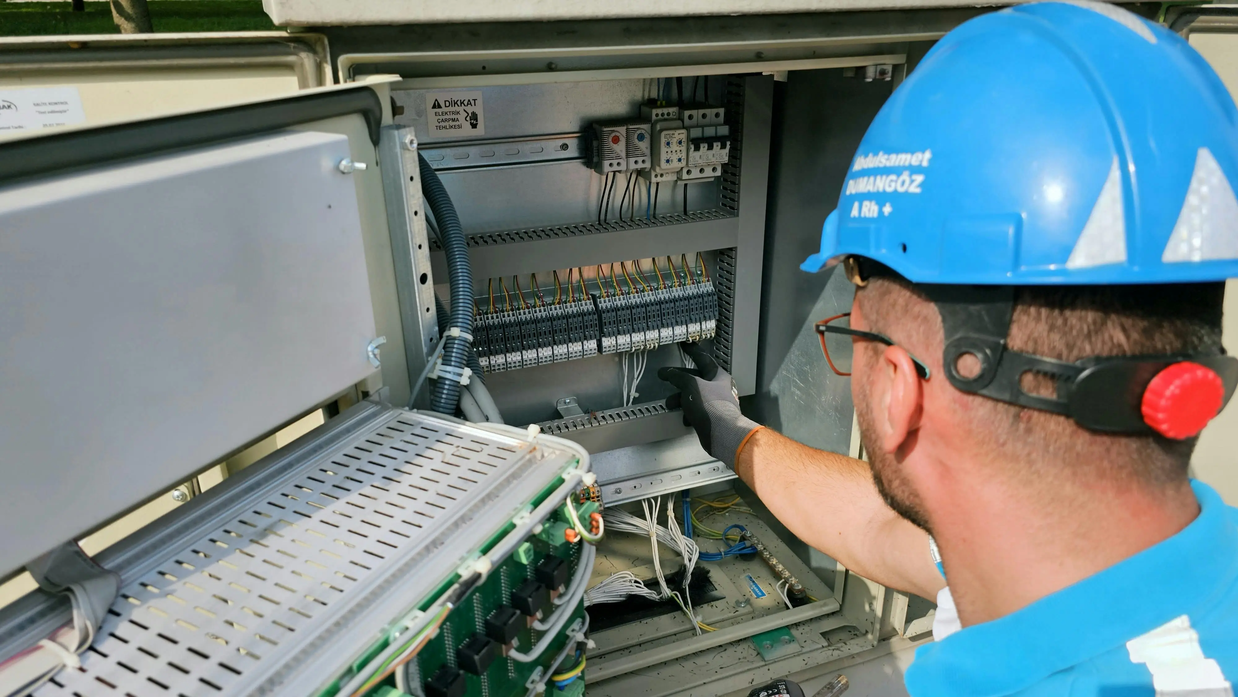 Trabajo de contratistas eléctricos – imagen 1